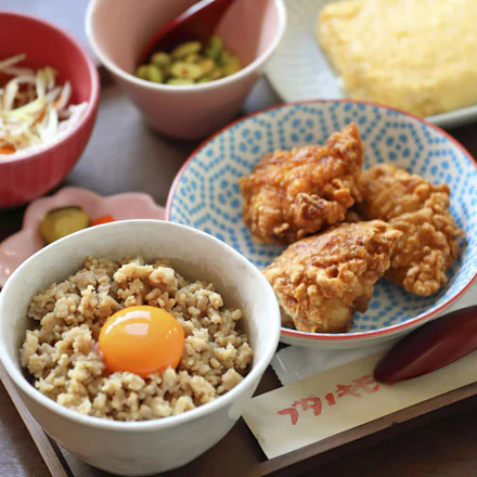 【北久里浜】鶏そぼろ・唐揚げ・卵焼きの三重奏!ブタノキモチの鶏定食「鶏家族」